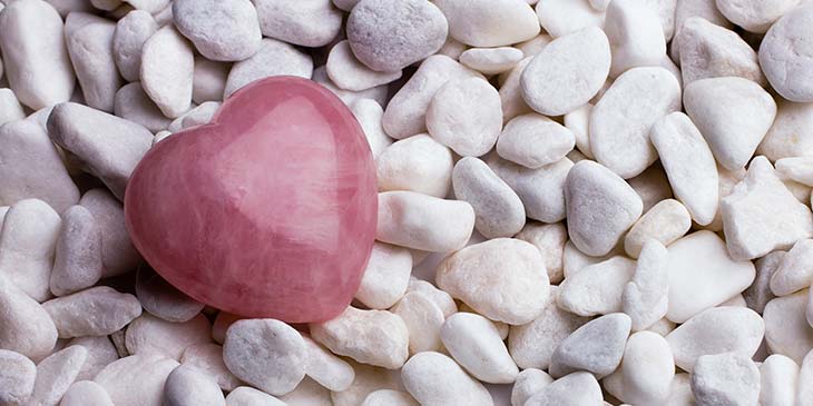 Batu mana yang menarik cinta? 7 kristal berkuasa untuk dipilih