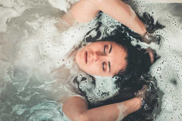 Rêver d'un bain : comprendre ce que votre esprit veut vous dire